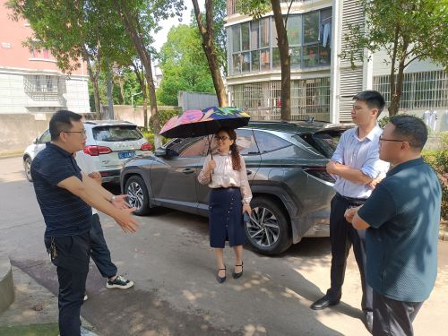 5月23日，市供水公司党组成员禹鹏到小区开展信访接待下基层活动，针对居民反馈的问题现场了解情况，制定凯发kf的解决方案。.jpg